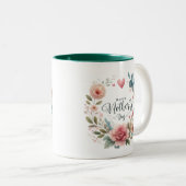 Bloemenkrans met een vlinder, vrolijke Moederdag Tweekleurige Koffiemok (Voorkant rechts)