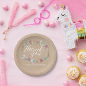 Bloemenkrans op een landelijke trouwlocatie met kr papieren bordje (Feest)