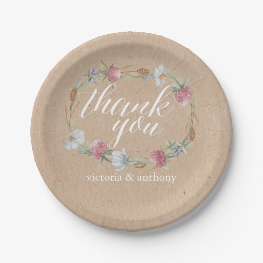 Bloemenkrans op een landelijke trouwlocatie met kr papieren bordje (Voorkant)