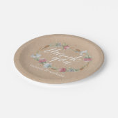 Bloemenkrans op een landelijke trouwlocatie met kr papieren bordje (Gekanteld)