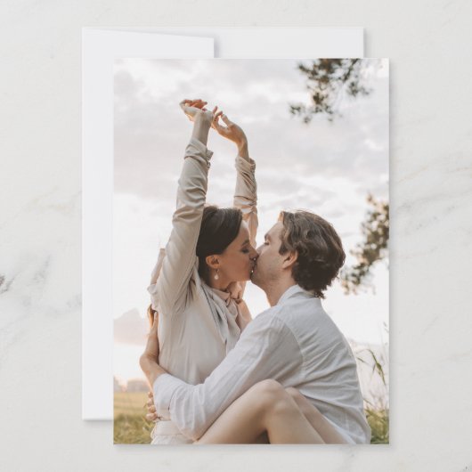 Bloemenkrans Sage Groen Monogram Foto Bruiloft Kaart (Achterkant)