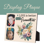 Bloemenleven is beter 2 foto Kleinkinderen groen Fotoplaat<br><div class="desc">Vier de vreugde van familie met onze prachtige bloemendisplay plaque! Met ruimte voor twee gekoesterde foto's is deze plaquette versierd met een levendig bloemontwerp dat een vleugje elegantie toevoegt aan elke ruimte. De oprechte boodschap, "Het leven is beter met kleinkinderen, " wordt weergegeven in klassieke zwarte tekst, waardoor het een...</div>