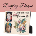 Bloemenleven is beter 2 foto Kleinkinderen roze Fotoplaat<br><div class="desc">Vier de vreugde van familie met onze prachtige bloemendisplay plaque! Met ruimte voor twee gekoesterde foto's is deze plaquette versierd met een levendig bloemontwerp dat een vleugje elegantie toevoegt aan elke ruimte. De oprechte boodschap, "Het leven is beter met kleinkinderen, " wordt weergegeven in klassieke zwarte tekst, waardoor het een...</div>