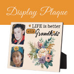Bloemenleven is beter 2 foto Kleinkinderen sinaasa Fotoplaat<br><div class="desc">Vier de vreugde van familie met onze prachtige bloemendisplay plaque! Met ruimte voor twee gekoesterde foto's is deze plaquette versierd met een levendig bloemontwerp dat een vleugje elegantie toevoegt aan elke ruimte. De oprechte boodschap, "Het leven is beter met kleinkinderen, " wordt weergegeven in klassieke zwarte tekst, waardoor het een...</div>