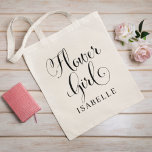 Bloemenmeisje Black Script Personalized Wedding Tote Bag<br><div class="desc">De canvas tas van het meisje van de bloem van het huwelijk kenmerkt het moderne zwarte het draaien kalligrafiekmanuscript dat met elegante douane voornaam tekst schrijft die u kunt personaliseren. Zie onze coördinerende design van de bruidspartij!</div>