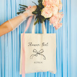 Bloemenmeisje | Kies een kleur Coquette Bow Tote Bag<br><div class="desc">Dit stijlvolle,  grillige tas zegt "Bloemenmeisje" in chique,  handgeschreven script met een geïllustreerde coquette boog en een plekje voor haar naam. U kunt het tas aanpassen door een kleur voor de tekst en boog te kiezen,  zodat uw bruidsbruiloft kan overeenkomen.</div>