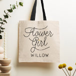 Bloemenmeisje Modern Script Gold Wedding Name Tote Bag<br><div class="desc">Deze moderne canvas tas met een minimalistisch casual ontwerp van het manuscriptcalligrafie die BLOEMENMEISJE evenals uw douanenaam lezen kenmerkt schone lijnen aan creëer een gestroomlijnde en verfijnde verschijning. De ondergewaardeerde stijl met de kleine goudkleurige gouden hartdetails voegt een beetje verfijning toe aan haar huwelijksdag.</div>