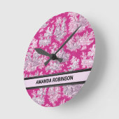  bloemenroze magenta toile de jouy monogram ronde klok (Hoek)