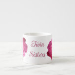 bloemenroze rozen tweelingzussen identiek espresso kop<br><div class="desc">Deze stijlvolle mok van de tweelingzussen is gemaakt door Berglind Design. © Berglind Design. Alle rechten voorbehouden.</div>