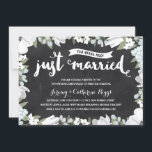 Bloemenschrijfbord | 10e trouwdag kaart<br><div class="desc">Deze elegante,  moderne uitnodiging voor je 10e trouwdag bevat prachtige borstel-lettercalligrafie,  mooie blauwe en witte bloemen,  typografie met de tekst "Net getrouwd (tien jaar geleden!)",  en een rustieke krijtbord achtergrond.</div>