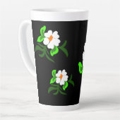 Bloemensieraad zwarte bord latte mok (Linkerhoek)
