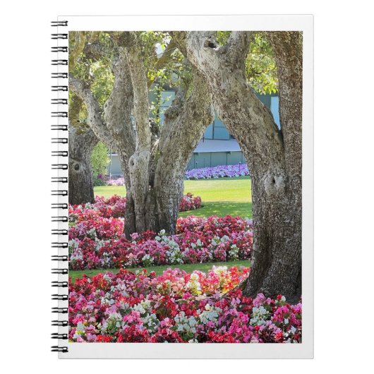 Bloementuin met bomen Fotospiraal Notitieboek (Voorkant)