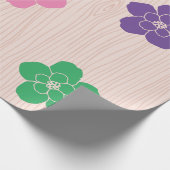  bloemenuitsparingen op Woodgrain Achtergrond Cadeaupapier (Hoek)