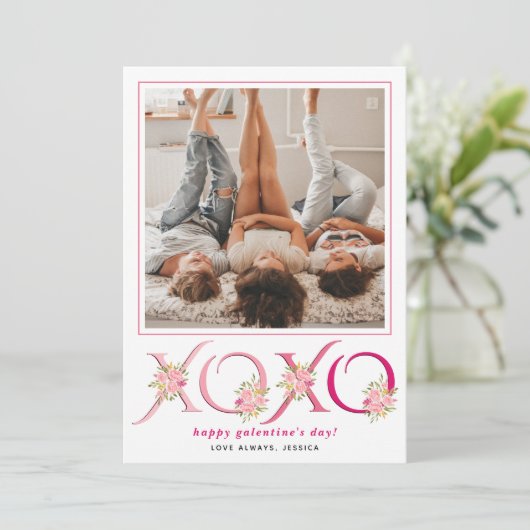 Bloemig roze  XOXO Galentines Day hart foto Feestdagenkaart (Staand voorkant)