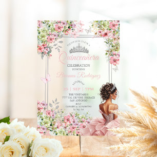 Bloemige Blush Roze en Groene Vlinder Quinceañera Acryl Uitnodigingen