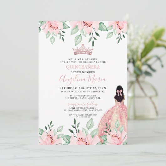 Bloemige Blush Roze Quinceañera Uitnodiging (Staand voorkant)