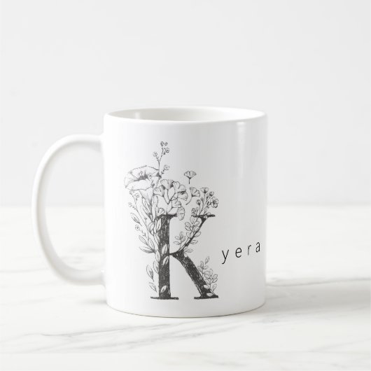 Bloemige botanische monogram "K" Aangepaste tekst Koffiemok (Links)