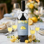 Bloemige citroenen stoffig blauwe limoncello bruil wijn etiket<br><div class="desc">Elegante waterverf gele bloemige groenvoorziening citroenen zelfgemaakte limoncello bruiloft bedank fleslabels - Stofblauw</div>