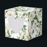 Bloemige Favorietjes Doos Bedankdoosjes<br><div class="desc">De feestelijke favorietendoos is afgebeeld met een prachtige witte rozen bloemprint. 
Pas dit item aan of koop het zoals het is.
Tip: Voeg gewoon je lekkere snoepjes toe en wat vrolijke linten.



Gelicenseerde afbeelding</div>