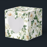 Bloemige Favorietjes Doos Bedankdoosjes<br><div class="desc">De feestelijk gevulde behandeldoos is afgebeeld met een prachtige witte rozen bloemenprint. 
Pas dit item aan of koop het zoals het is.
Tip: Voeg gewoon je lekkere snoepjes toe en wat vrolijke linten.



Gelicenseerde afbeelding</div>