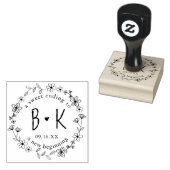 Bloemige handgetekende krans monogram datum bruilo rubberstempel (Gestempeld)