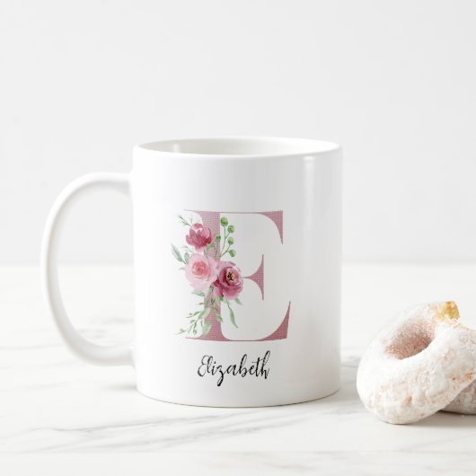Bloemige Initiaal E Blush Rozen Bewerkbare Naam Koffiemok (Met donut)