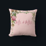 Bloemige meneer mevrouw bruiloft bruid bruidegom E Kussen<br><div class="desc">Elegante roze rozen op wijnranken. Mooie roze achtergrond. Voeg meneer & mevrouw script toe en het wordt een prachtig bruilofts-,  bruidsjonker cadeau.</div>