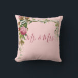 Bloemige meneer mevrouw bruiloft bruid bruidegom E Kussen<br><div class="desc">Elegante roze rozen op wijnranken. Mooie roze achtergrond. Voeg meneer & mevrouw script toe en het wordt een prachtig bruilofts-,  bruidsjonker cadeau.</div>