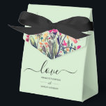 Bloemige Mintgroene Lievercadeaudoos Bedankdoosjes<br><div class="desc">De Floral Mint Green Love Favor Box is een charmante combinatie van elegantie en frisheid, perfect voor trouwfeesten, bruidsch showers en speciale vieringen. Ontworpen in een kalmerende mintgroene kleur met delicate bloemaccenten, straalt het romantiek en verfijning uit. De stevige doos is ideaal om kleine cadeaus, snoepjes of aandenken in te...</div>