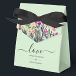 Bloemige Mintgroene Lievercadeaudoos Bedankdoosjes<br><div class="desc">De Floral Mint Green Love Favor Box is een charmante combinatie van elegantie en frisheid, perfect voor trouwfeesten, bruidsch showers en speciale vieringen. Ontworpen in een kalmerende mintgroene kleur met delicate bloemaccenten, straalt het romantiek en verfijning uit. De stevige doos is ideaal om kleine cadeaus, snoepjes of aandenken in te...</div>