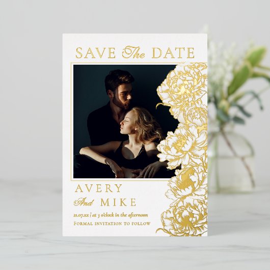 Bloemige Pioenrozen Wit Gouden Foto Save The Date Folie Uitnodiging (Staand Voorkant)
