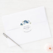 Bloemige Stof Blauw Waterverf Script Bruidsfeest Ronde Sticker (Envelop)