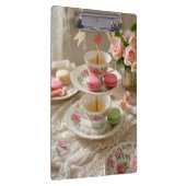 Bloemige tafel, theekopjes, etagères macarons koni klembord (Rechts)