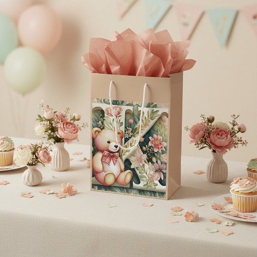 Bloemige teddybeer letter K Medium Cadeauzakje