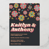 Bloemkracht 70's Retro Groovy bruiloft repetitie Folie Uitnodiging (Voorkant)