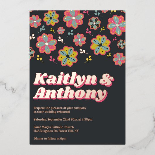 Bloemkracht 70's Retro Groovy bruiloft repetitie Folie Uitnodiging (Voorkant)