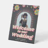 Bloemkracht 70's Retro Groovy bruiloft Welkom Reclamebord Met Voetstuk (Voorkant)