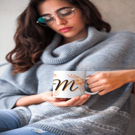 Bloemmonogram Mok – Elegante letter M-writ u naam