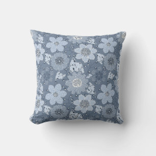 Bloemmotief in meerdere kleuren op blauwe achtergr kussen
