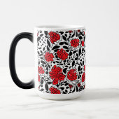  bloemmotief in rood, zwart en wit magische mok (Links)