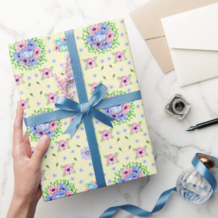 bloemmotief lichtgeel cadeaupapier