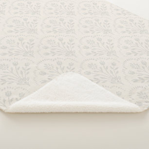 Bloemmotief met schelprand in bleke grijze kleur sherpa deken