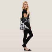 “Bloemmotief met witte beginletter M” boodschappen Tote Bag (Op model)
