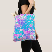 Bloemmotief op blauw tote bag (Dichtbij)