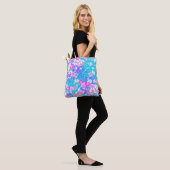 Bloemmotief op blauw tote bag (Op model)