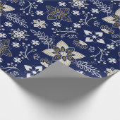 Bloemmotief van geel en wit op marineblauw cadeaupapier (Hoek)
