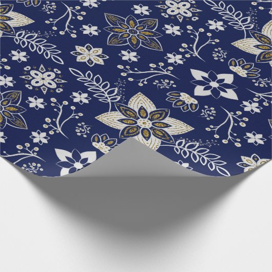 Bloemmotief van geel en wit op marineblauw cadeaupapier (Hoek)