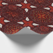 Bloemmotief van rood, wit op bordeauxrood cadeaupapier (Hoek)