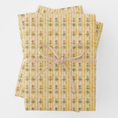 Bloemmotieven op gele strepen inpakpapier vel (In situ)