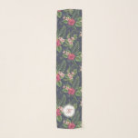 Bloempatroon Hibiscus Monogram Lange Sjaal<br><div class="desc">Mooi bloemmotief van rode Hibiscus op donkere achtergrond. Sophisticated en vrouwelijke Long Oblong Rectangle Chiffon Scarf (10 "x 45") met monogram in witte ronde vorm. U kunt de tekst (lettertype, kleur, grootte en positie) en de positie van het ontwerp eenvoudig wijzigen door op de knop Aanpassen te klikken. Bijpassende boodschappentas,...</div>
